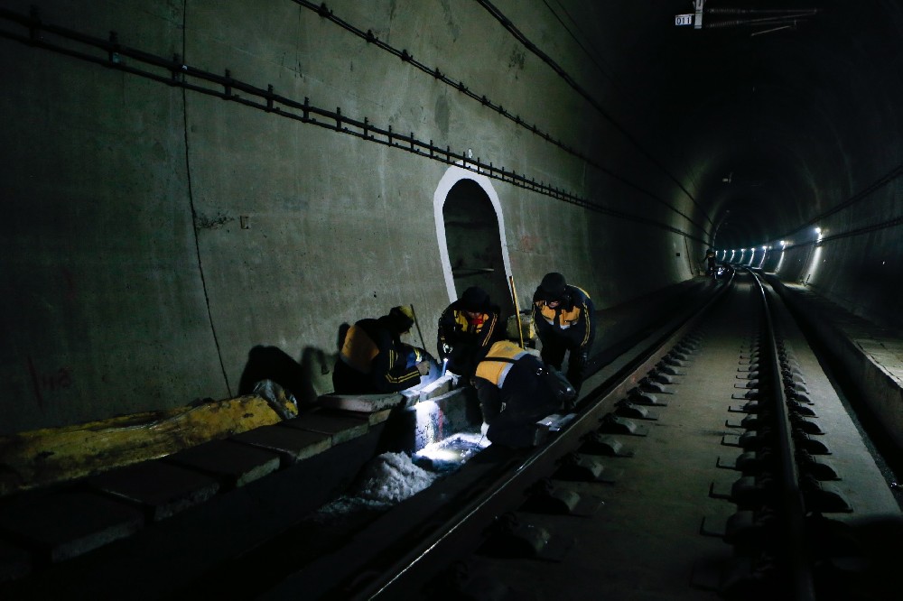 温泉铁路运营隧道病害现状